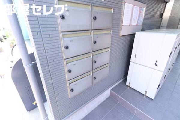 部屋の前に自転車を停められます。