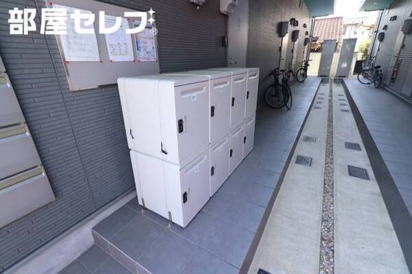 各部屋専用の宅配ボックスで荷物をいつでも受け取れます。
