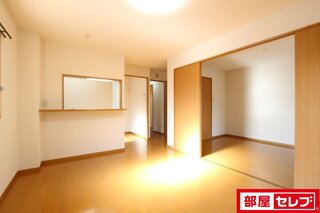 出窓付のオープンタイプリビングルーム
