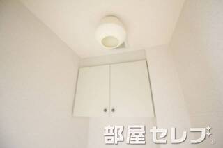 トイレ上部収納。