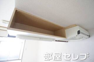 キッチン上部収納。