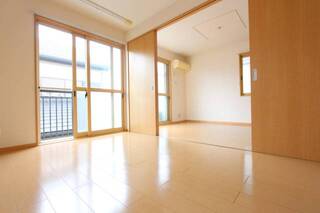引き戸を開ければ開放感のあるお部屋になりますね。