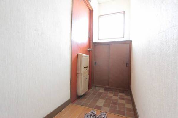 玄関はシンプルなタイプ（同型タイプ反転イメージ）