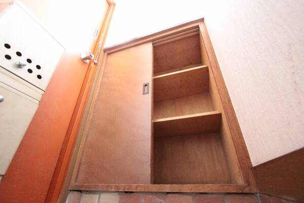 大型の下駄箱ございます（同型タイプ反転イメージ）