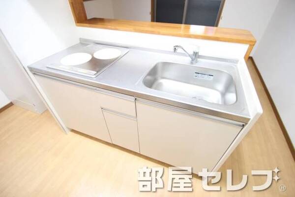 ＩＨの二口で料理も楽々。
