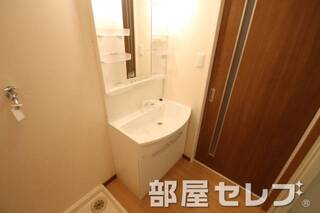 独立洗面で朝の準備も楽々。