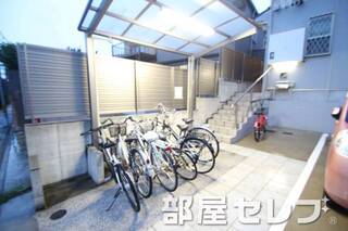 屋根付き駐輪場。