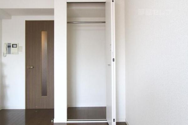 白で統一されてオシャレなクローゼットです。（イメージ）