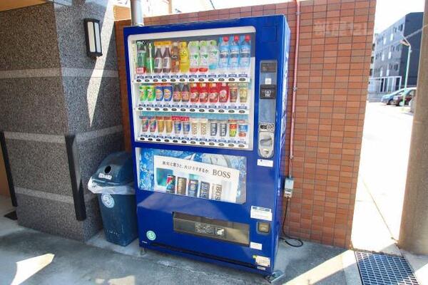 敷地内に自動販売機があり、便利です。