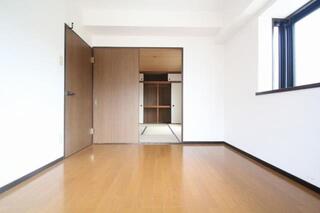 角部屋なので、出窓があります。写真301号室