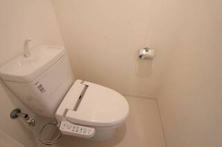個室トイレにウォシュレットついてます。