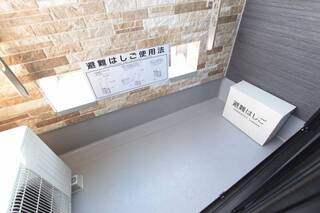 奥行きのあるシンプルなベランダ