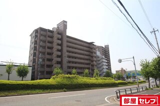 9階建ての分譲マンション。