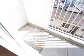 奥行きのあるマンションタイプのベランダです。（06号室内参照）