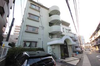 5階建ての駅前マンション。
