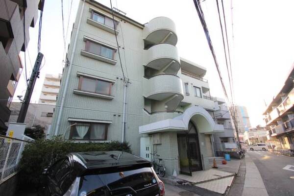 5階建ての駅前マンション。
