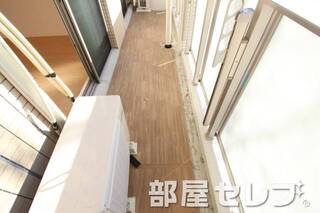 木目調のベランダ。（写真は204号室です）