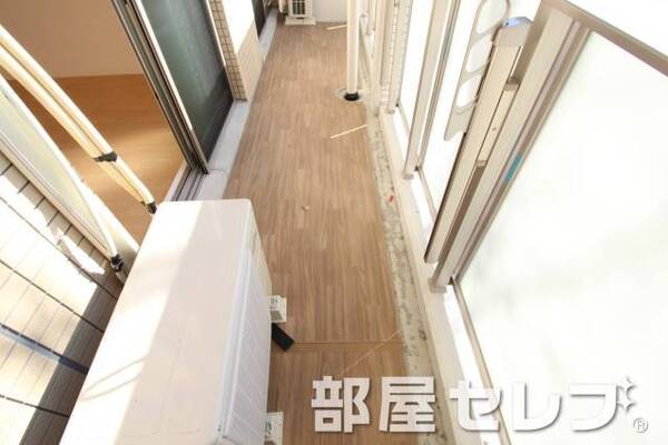 木目調のベランダ。（写真は204号室です）