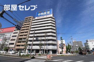 大型のマンションです