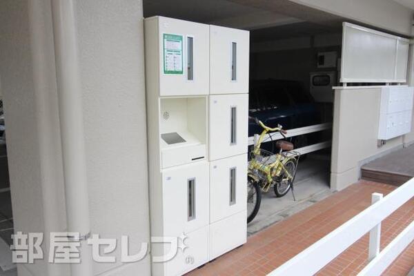 宅配ボックスで不在時にも荷物の受け取りができます。