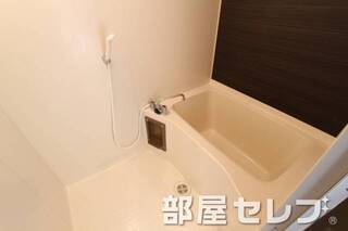 広いバスルームです。