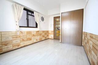 お洒落な壁紙のお部屋です。（イメージ写真です）