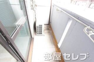 大きめのバルコニーで洗濯物もたくさん干せます。