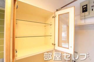 キッチン周辺に収納充実しています。