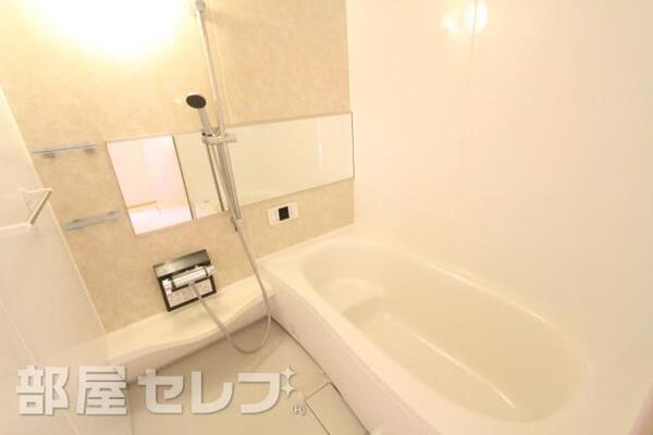シャンプー置き場や鏡があり快適なバスルームです。