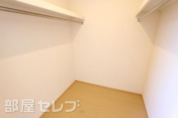 広いウォークインクローゼットがあります。
