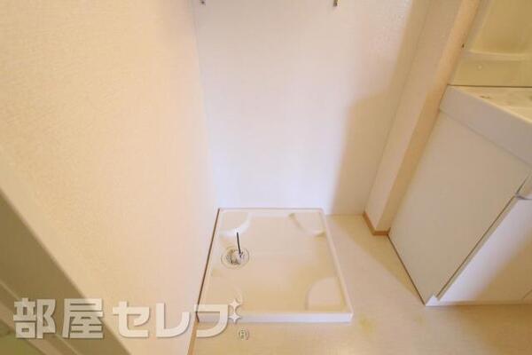 室内に洗濯機置き場あります。