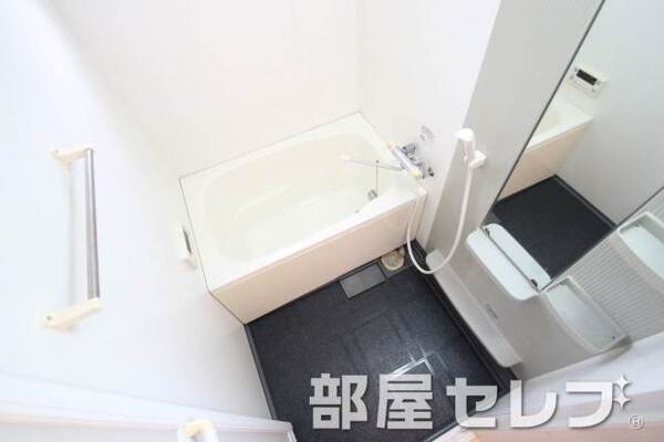 清潔感があるバスルーム。