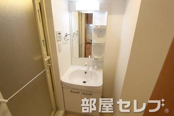 きれいな独立洗面台です。