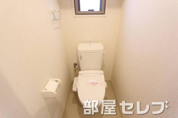 窓が付いているトイレになります。