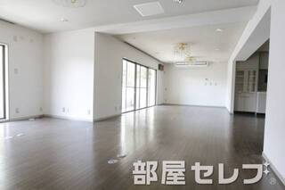広々リビング日当たりも良好です。