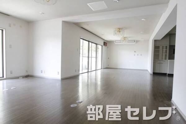 広々リビング日当たりも良好です。