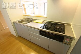 3つ口コンロ付きのカウンターキッチンです。