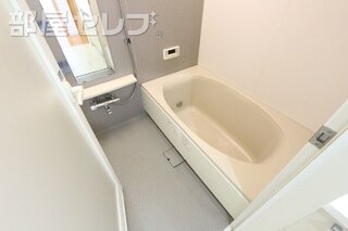 シャワー、鏡付きのお風呂場です。