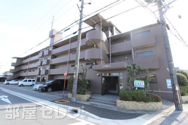 タイル張りの存在感のあるマンションです。