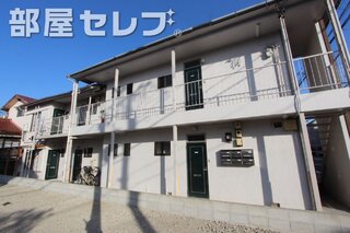 2階建てのアパート。