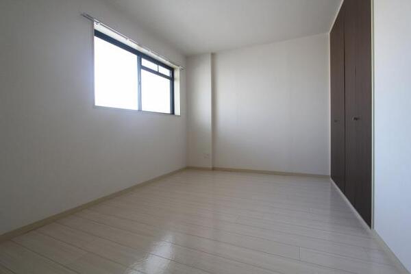 白基調の清潔感のあるお部屋です。