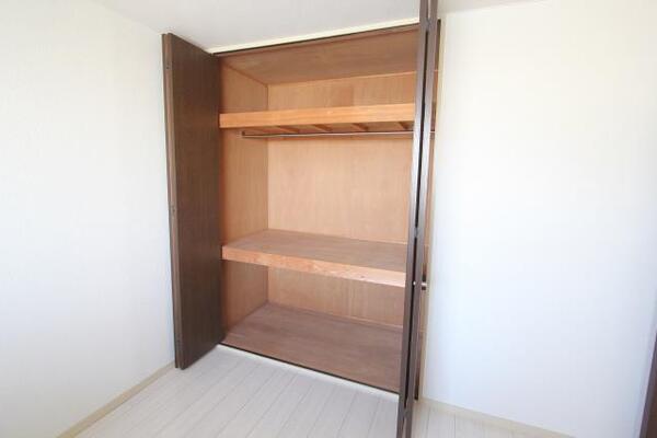 各部屋にクローゼットがあります。