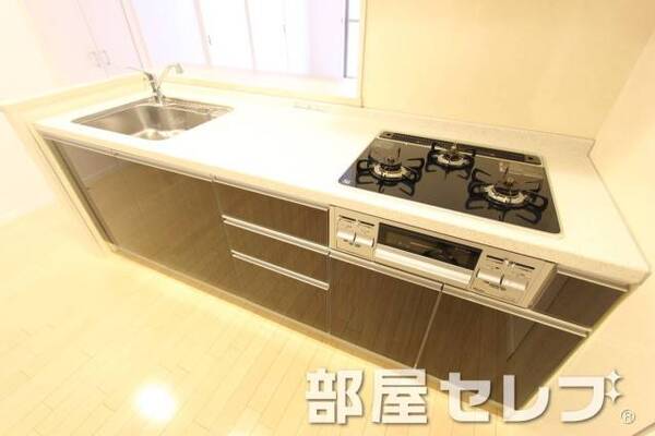 3口コンロで料理もラクラク。