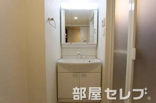 独立洗面で朝の準備もラクラク。