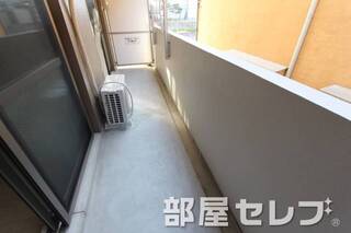 広いバルコニーで洗濯もラクラク。