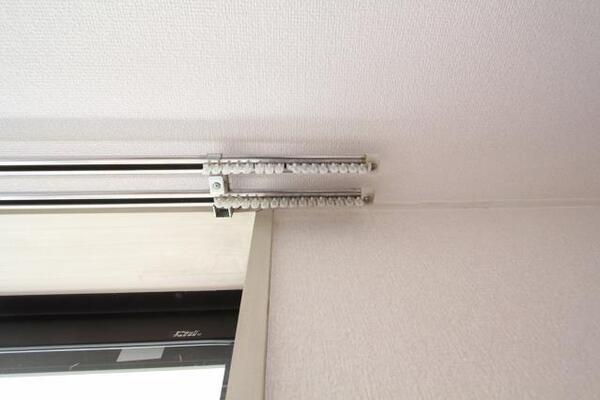 カーテンレールがついてます。