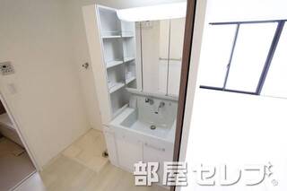 大きな鏡の洗髪洗面化粧台。