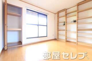 光が差し込む居室。