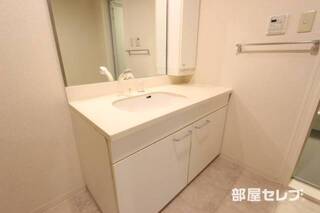 洗面台にも収納があります