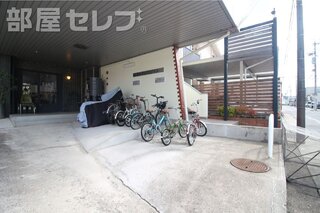 階段部分に集合ポストがあります。